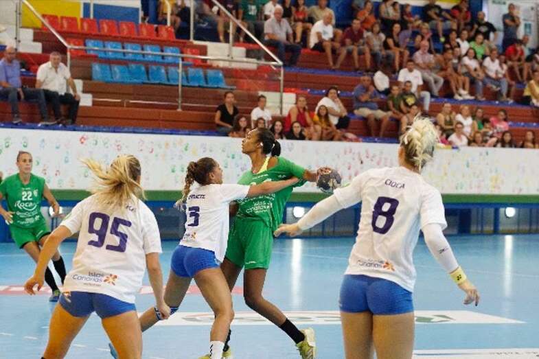 Sayna en un lance del juego durante el derbi canario ante Salud Tenerife (Foto TA)